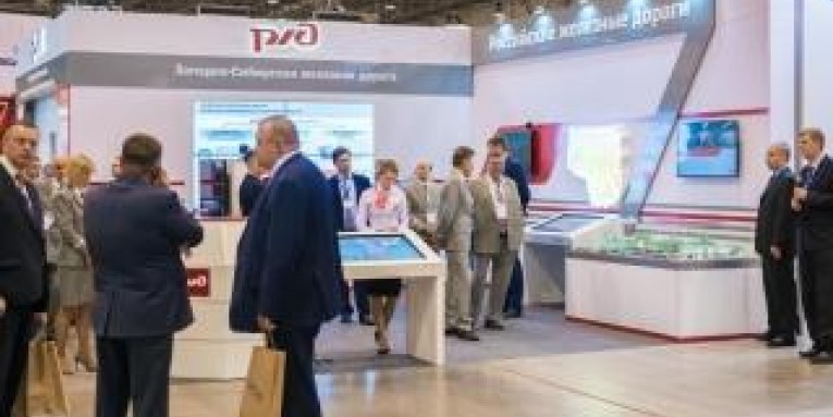 Компания «Гефест Проекция Новосибирск» предоставила в аренду видеостену NEC x551un 2 на 2 панели и 3 интерактивных стола