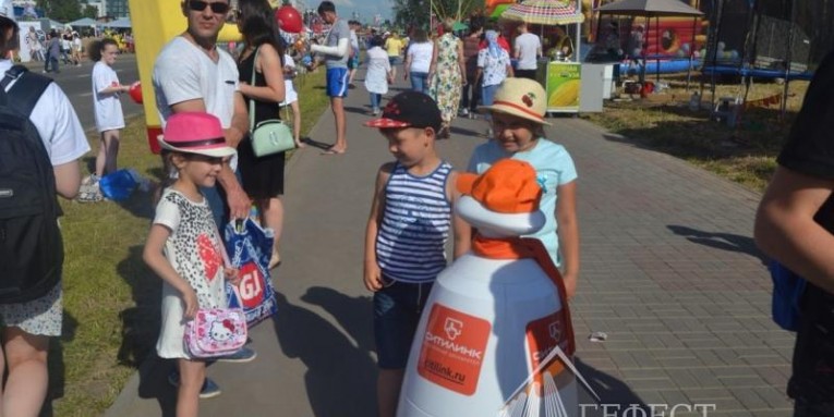 Робот R-bot на Дне молодёжи в г. Набережные Челны представлял компанию Ситилинк!
